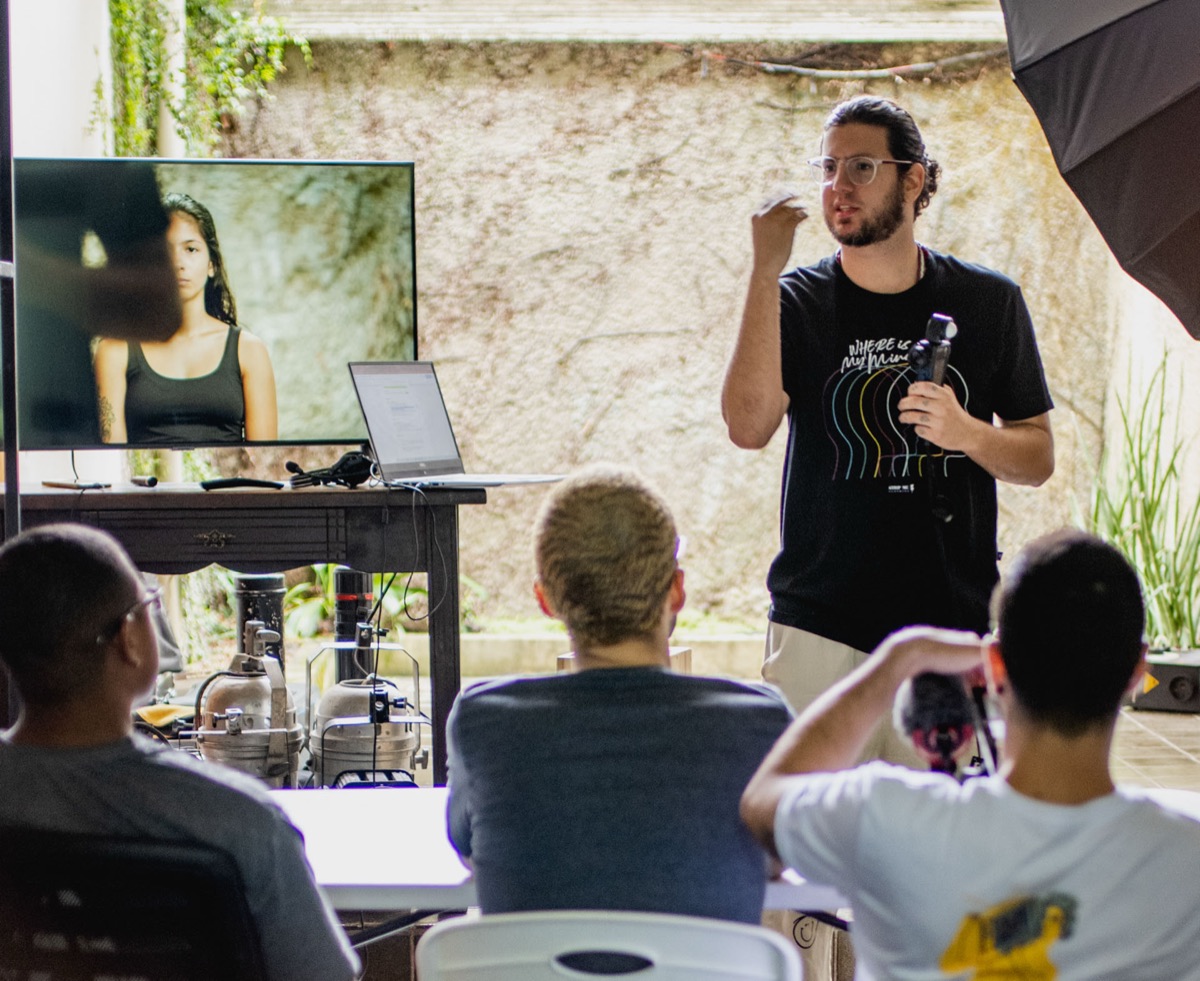 Professor dando aula para a turma