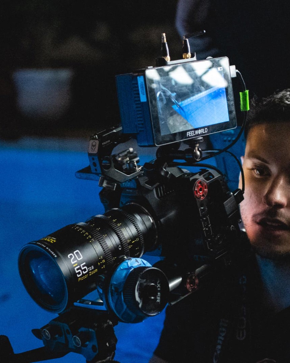 Câmera de cinema de perfil