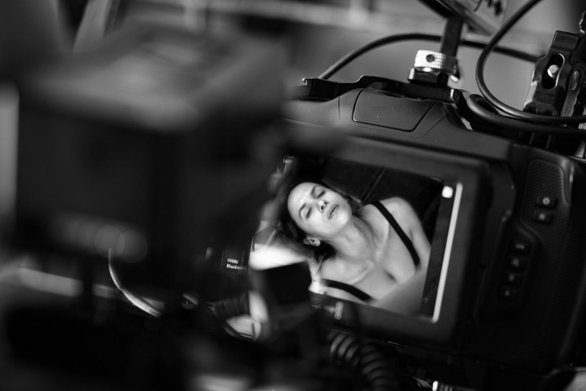 Atriz vista no monitor de uma câmera de cinema
