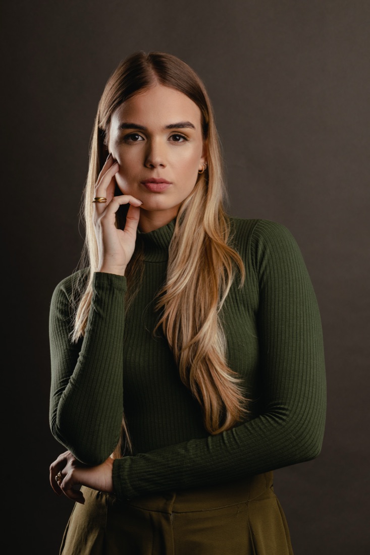 Retrato de mulher de blusa verde, feito no estúdio