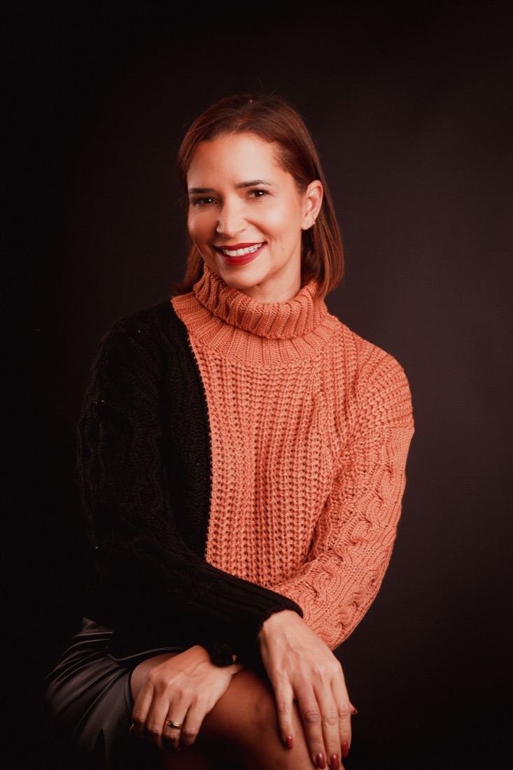 Retrato de mulher de suéter laranja