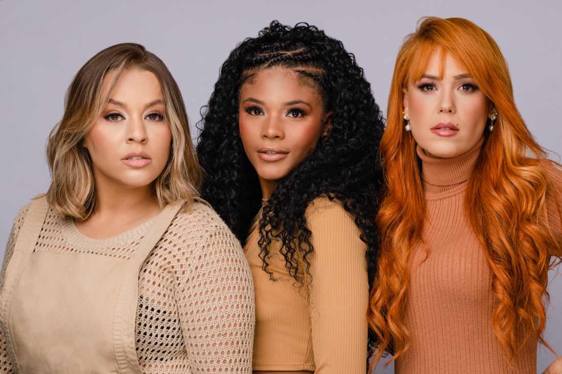 Três mulheres em retrato de grupo