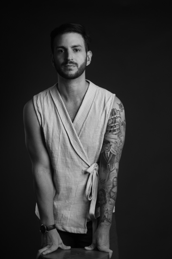 Homem de colete claro, retrato em preto e branco