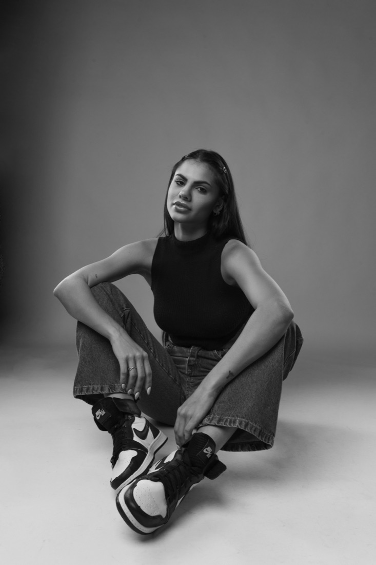 Mulher sentada no chão, preto e branco