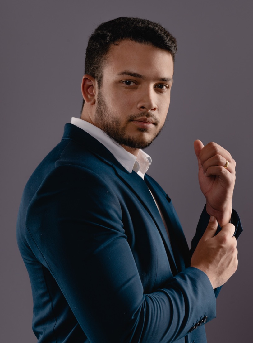 Homem de terno azul em retrato