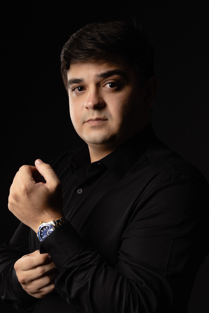 Retrato de homem de camisa preta com relógio