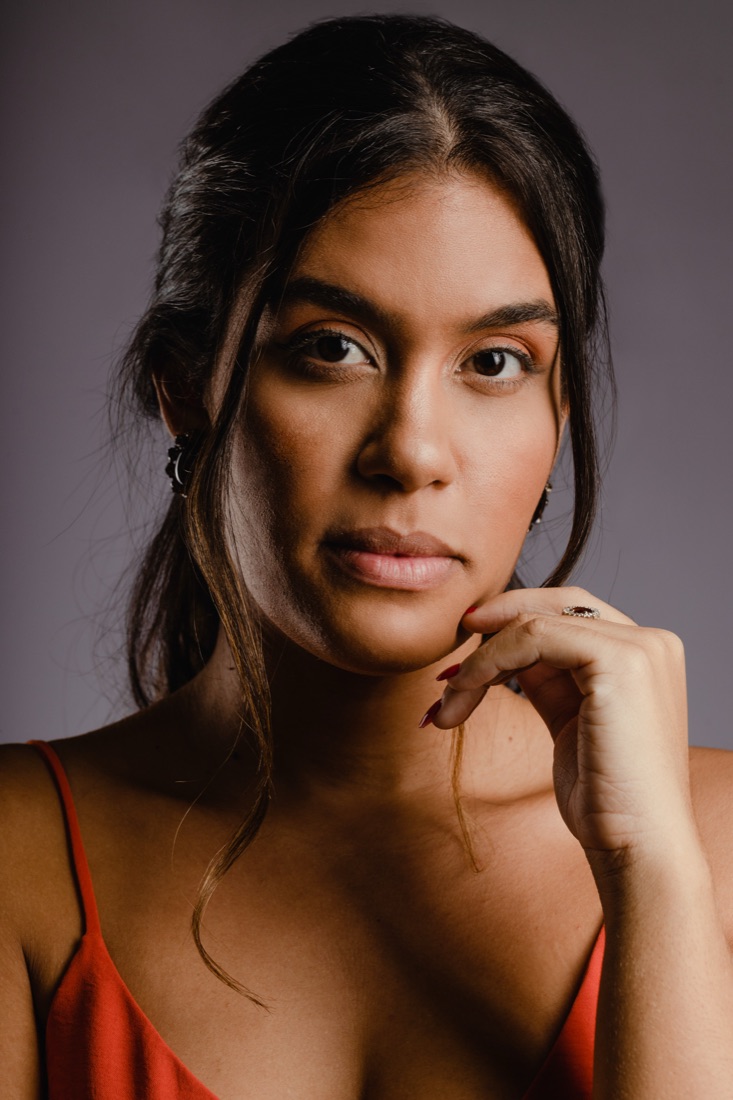 Retrato de mulher de alça vermelha